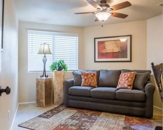 Cozy, quiet house, covered patio dining, sun room - Chandler - Living room