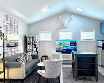 5 Stars! Mpls-St Paul 'The Cottage' Lk Nokomis/Mnhaha Falls/Moa/One-Level-Living - Minneapolis - Sala