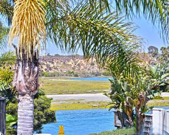A Block From The Waves and Newly Remodeled. - Newport Beach - Outdoor view