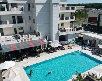 호텔 버스 - 브러네슈티 - 수영장