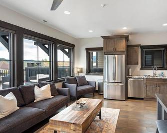 Chic Downtown Whitefish Condo with Private Hot Tub - Whitefish - Living room
