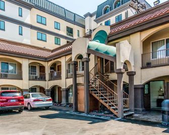Rodeway Inn Regalodge - Glendale - Building