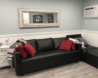 Charming, Cozy, Tranquil 1st Floor Condo - 5 Minutes To Perkins Cove - Ogunquit - Sala de estar