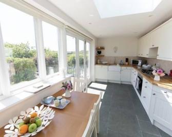 Luxury terraced cottage, fast wifi, 60 acres near Babington House - Radstock - Kitchen