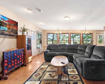 Lake Home - 6 bedrooms, 4 bath, sleeps 12 guests - also includes 24 foot pontoon boat - Pine River - Living room