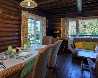 Open wooden chalet built against a hill - Francorchamps - Dining room