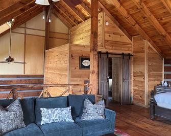 Rustic & private log cabin in East Tennessee (dogs allowed!) - Bulls Gap - Living room
