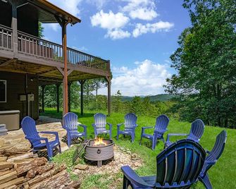 Mountain View Luxury Lodge! Movie Theater, Hot Tub, Fire Pit! - Mineral Bluff - Patio