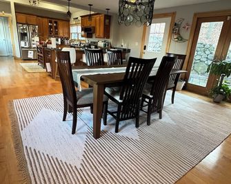 Cozy 4-bedroom house in superb Woburn with WiFi, AC - 16 mins to Boston - Woburn - Dining room