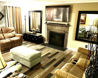 Pamper Yourself in a Spa like home (Hot tub, Sauna, Mini-Gym)brGreat location! - Greensboro - Living room