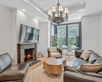 Capitol Views In Historic Shaw | 3br/3.5ba By Dcottage - Washington, D.C. - Living room