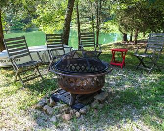 Relaxing, tiny cabin in the woods over a beautiful lake - Burns - Patio