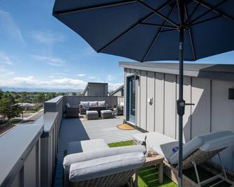 New townhome with private rooftop deck and beautiful Mountain Views, 5 min to DU - Denver - Balcón