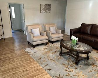 Peaceful Retreat near Medical Mile in Springfield - Springfield - Living room