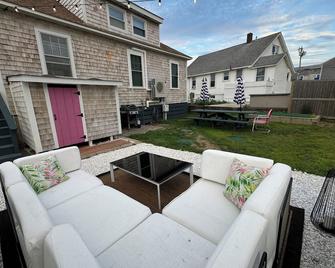 Misquamicut Beach Cottage. 3BR in Westerly with Beach passes, hot tub, WiFi & AC - Westerly - Patio
