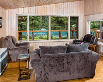 The River House - Private 1.6 acre Upper Kenai Riverfront Home - Cooper Landing - Cooper Landing - Living room