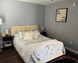 Entire private cozy home near downtown Bemidji. Ideal for Couples & Individuals! - Bemidji - Bedroom