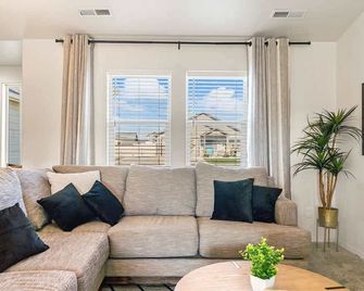 Modern Comfort 3B, Firepit, Covered Patio, Near C of I & Freeway - Caldwell - Huiskamer