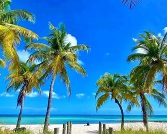 Turtle's Nest, 3 BR+3BA, dog friendly, Conch Cottage in Midtown Key West - 키웨스트 - 해변