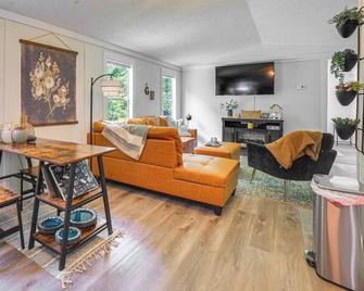 Peaceful Brookside Getaway about 10 Mi to Okemo Slopes! - Chester - Living room