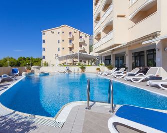 Aparthotel Milenij - Baška Voda - Pool