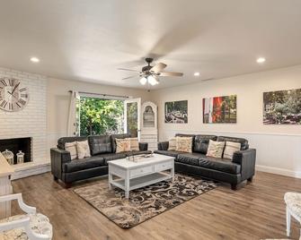 Perfect Getaway, Peaceful Escape, Beautiful Seasonal Flower & Vegetable Gardens - Atascadero - Living room