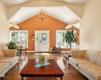 Charming Heritage Home with Theatre Room - Chatham-Kent - Huiskamer