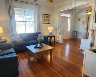 Historic Spacious 4-bedroom corner house on the Park - Brickhaven by the Park - Cape Charles - Huiskamer