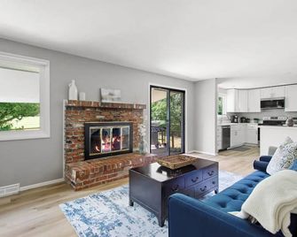 Lovely 4BR on a Park with Gym + Game Room + Theater Room + Jogging Trails - Centennial - Living room
