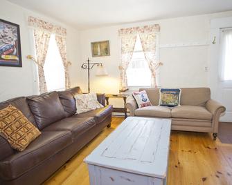 Martha's Vineyard 1br, Pets Ok, 10 Min Walk To Beach Or Edgartowns Shops! - Edgartown - Living room