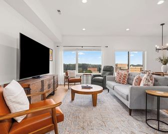 3 Bd 2.5 Bath Luxe Townhome W/ Garage In Downtown Lynchburg! - Lynchburg - Living room