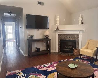 Very Convenient to Shopping and Restaurants. Easy access to Memphis and Tunica. - Southaven - Вітальня
