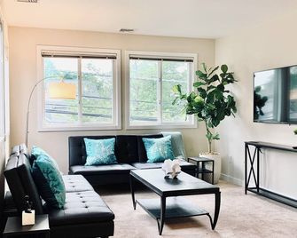 The Season’s Luxe King Bed Pad, Center of Stamford - Stamford - Living room