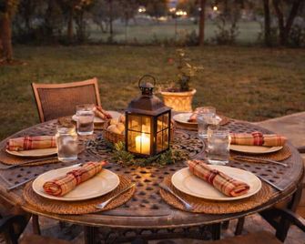 Cherry Creek Cottages Peaceful Farm Stay Fire Pit Pet-Friendly Room to Gather - Hondo