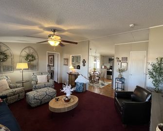 Peaceful Retreat with Private Lake, Covered Dock and Beautiful Views - Blackshear - Sala de estar