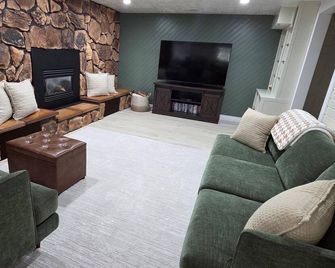 Newly Remodeled Basement Apartment - in/Outdoor Games, Private Patio, Bbq Grill - Layton - Wohnzimmer