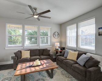 A cozy home to place your Bigfoot prints on the beach - Ocean Shores - Sala de estar