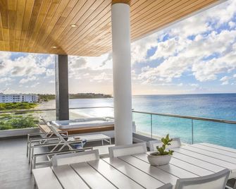 Beachfront Penthouse Villa At Award-Winning Boutique Resort On Meads Bay Beach - West End Village - Balcón