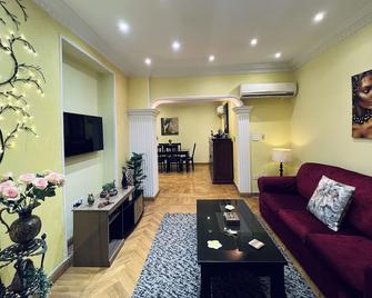 Stunning apartment in Al Zamalek - Cairo - Cairo - Living room