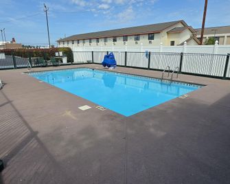 Jameson Inn Douglas - Douglas - Piscina