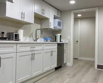 Quiet and cosy get away suite in Point Grey Vancouver BC, near UBC and beach. - バンクーバー - キッチン