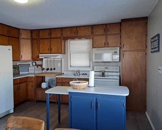 Cozy 2-bedroom cabin with AC and Rush Lake out your front door! - Ottertail - Kitchen
