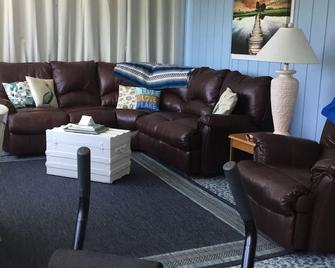 Private boat ramp on Rim Canal Lake Okeechobee lock access less than half a mile - Okeechobee - Living room