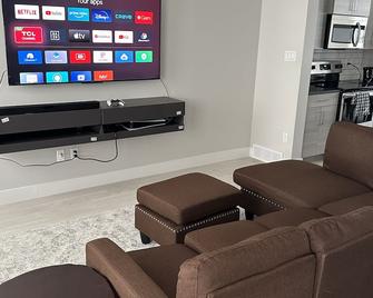 A 3 bedroom Town house. - Lethbridge - Living room