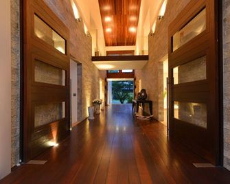 Tugela - Luxury Holiday Home - Port Douglas - Hallway