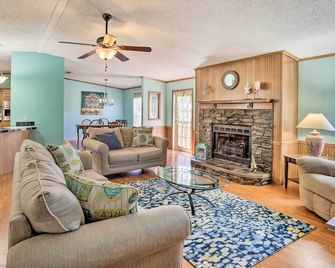 Steinhatchee Home with Boat Parking 1 Mi to Marina - Steinhatchee - Living room