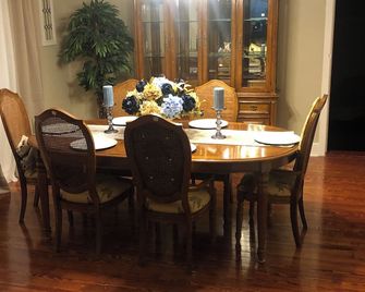 Peaceful Getaway in small town. That has everything you need in walking distance - Metter - Dining room