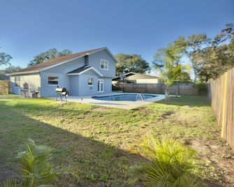 Luxury 4BR Getaway with Private Pool & Cozy Vibes! - Valrico