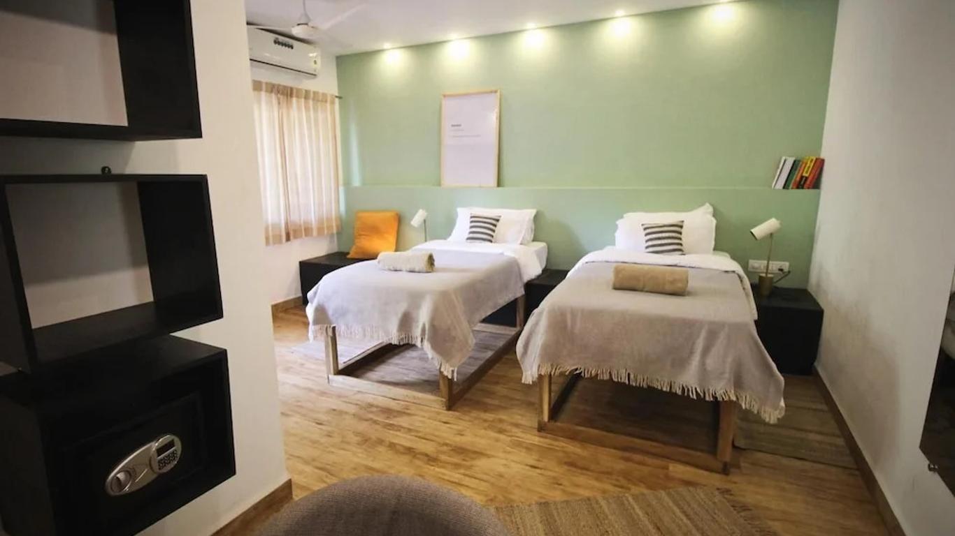 جنجل باي ذا هوستل كراود