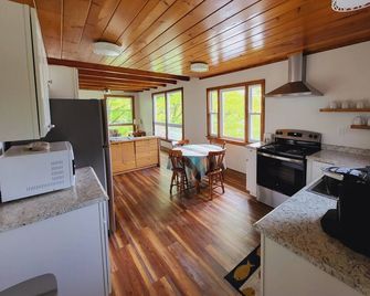 Douglaston Salmon Run - Estuary Lodge - Pulaski - Keuken